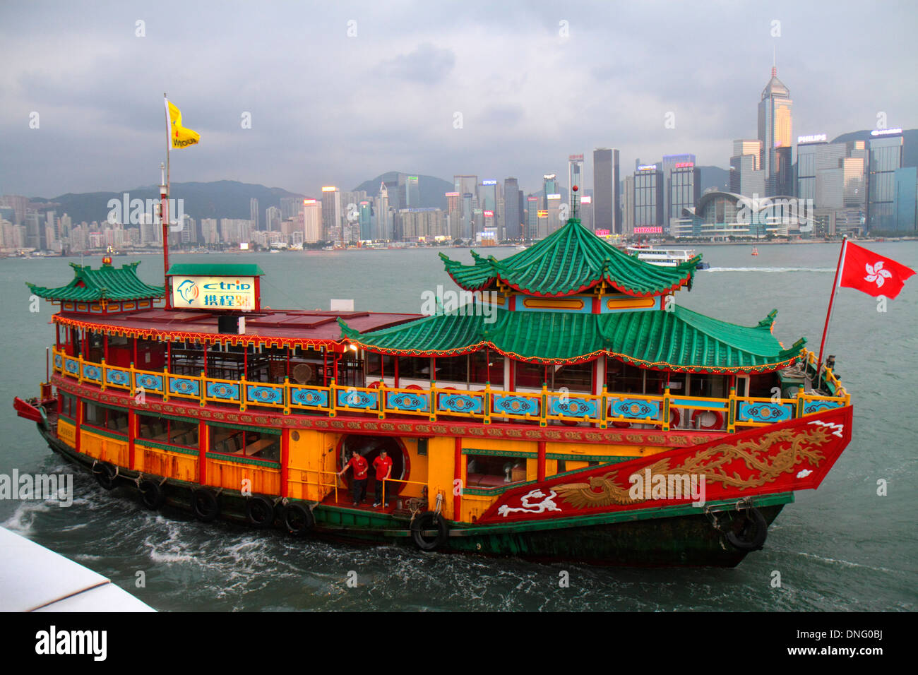 Hongkong China, Hongkong, Asien, Chinesisch, Oriental, Kowloon, Tsim Sha Tsui, Kowloon Public Pier, Aussicht, Victoria Harbour, Hafen, Insel, Skyline der Stadt, Hochhaus, Skyscrap Stockfoto