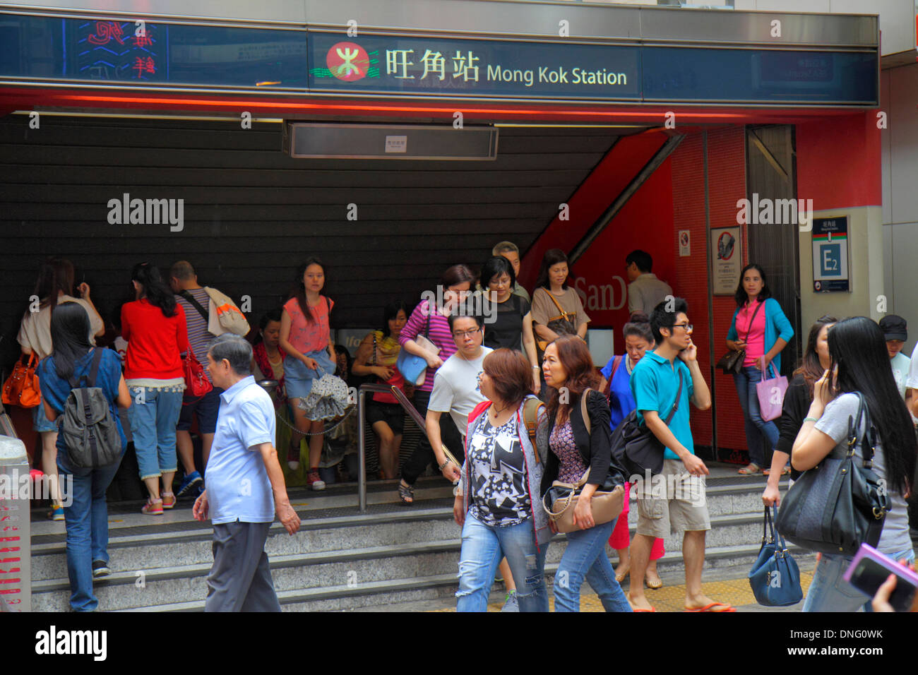 Hongkong China, Hongkong, Asien, Chinesisch, Orientalisch, Kowloon, Mong Kok, Nathan Road, Mong Kok MTR U-Bahnstation, Eingang, Ausgang, Fahrer, asiatischer Erwachsener, Erwachsene, Frau weiblich Stockfoto