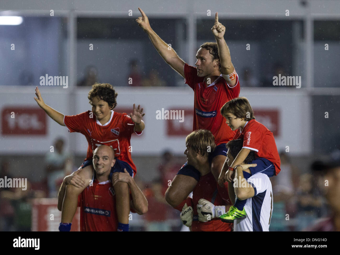 Buenos Aires, Argentinien. 27. Dezember 2013. Gabriel Milito (C-Top), ehemaliger Fußballspieler von Argentinien Independiente und Spanien Barcelona, grüßt Zuschauer mit seinen Kindern in seinem Abschiedsspiel im Libertadores de America Stadion in Avellaneda Stadt, Provinz Buenos Aires, Argentinien, am 26. Dezember 2013 statt. Milito mit Argentiniens Independiente, Spanien Real Zaragaza und Barcelona gespielt. Bildnachweis: Martin Zabala/Xinhua/Alamy Live-Nachrichten Stockfoto