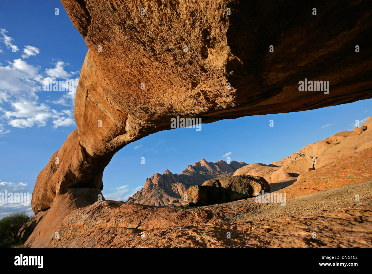 Massive Granit Arch, Spitzkoppe, Namibia, Südliches Afrika Stockfoto