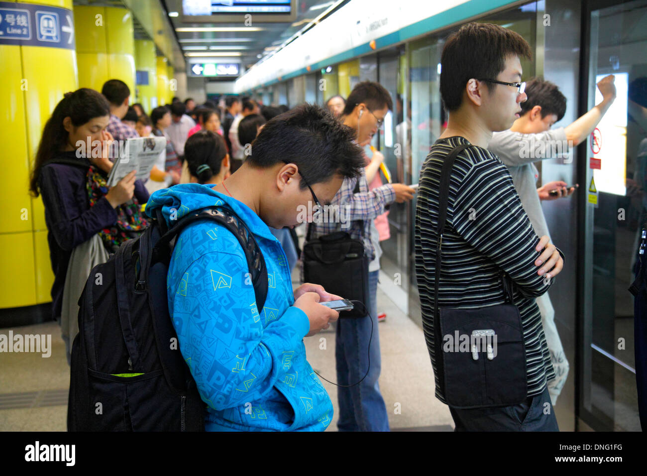 Peking China, Chinesisch, Dongzhimen U-Bahn-Station, Passagier Passagiere Fahrer, Fahrer, Asian Mann Männer männlich, Linie 2, Plattform, warten, Smartphone-Handy pho Stockfoto