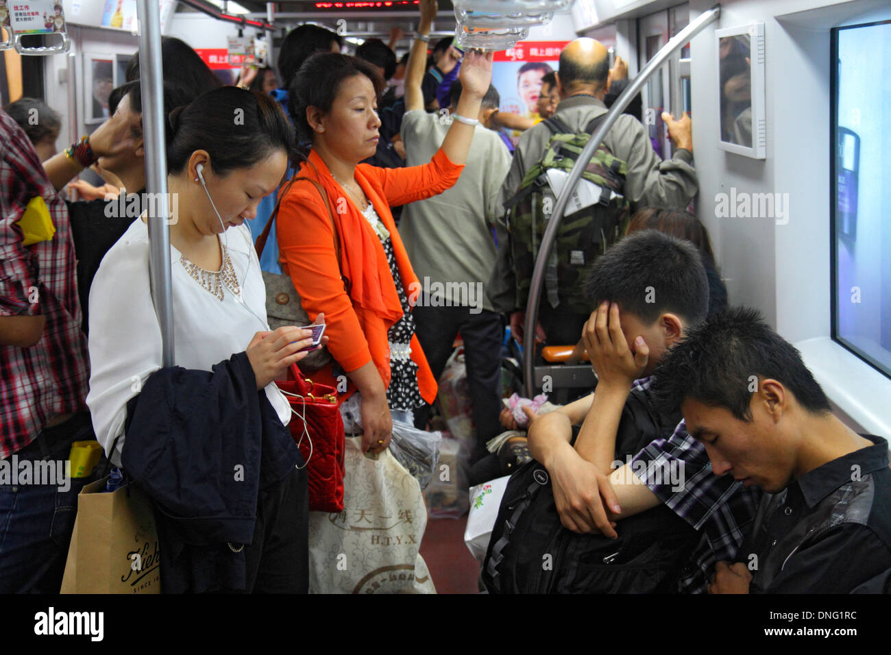 Peking China, Chinesisch, Nanlishilu U-Bahn-Station, Linie 1, Zug, Passagierkabine, Passagiere Fahrer Fahrer, Reiter, stehend, Asian Mann Männer männlich, adul Stockfoto