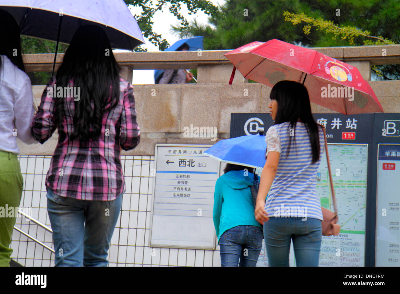 Beijing China, Asien, Chinesisch, Orientalisch, Wangfujing U-Bahn-Station, Linie 1, öffentliche Verkehrsmittel, Asiaten, Erwachsene, Erwachsene, Frau Frauen weibliche Dame, Regenschirm, Stockfoto