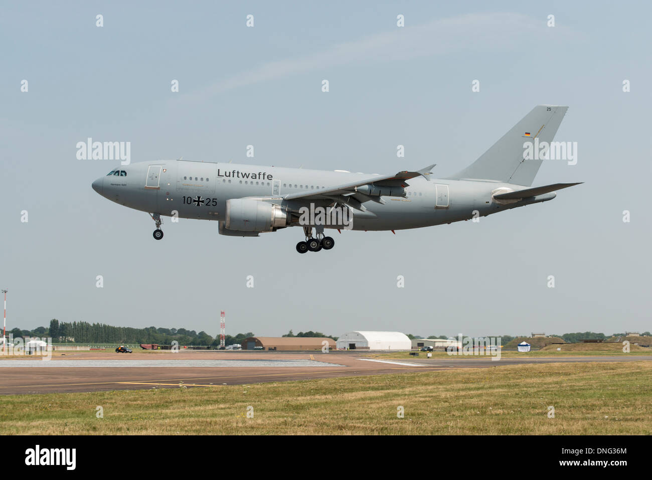 Airbus A310-304 MRTT der Luftwaffe kommt in Fairford 2013 Royal International Air Tattoo teilzunehmen. Stockfoto