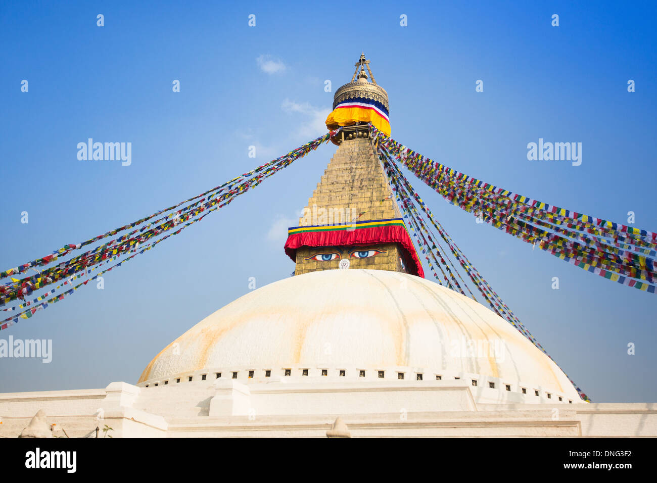 Bodhnath Stupa mit Buddha-Augen und Gebetsfahnen, klaren blauen Himmel, Kathmandu, Nepal. Fotoarchiv: Stockfoto