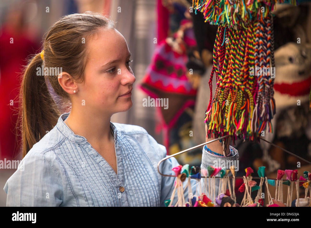 Junge Mädchen in den asiatischen Geschenk-Shop. Stockfoto