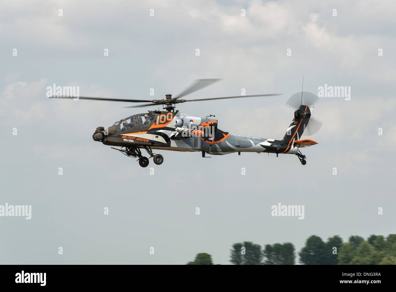 Königlich niederländischen Luftwaffe anzeigen Team Apache Kampfhubschrauber in speziellen Jubiläums-Lackierung in 2013 RIAT ankommt Stockfoto