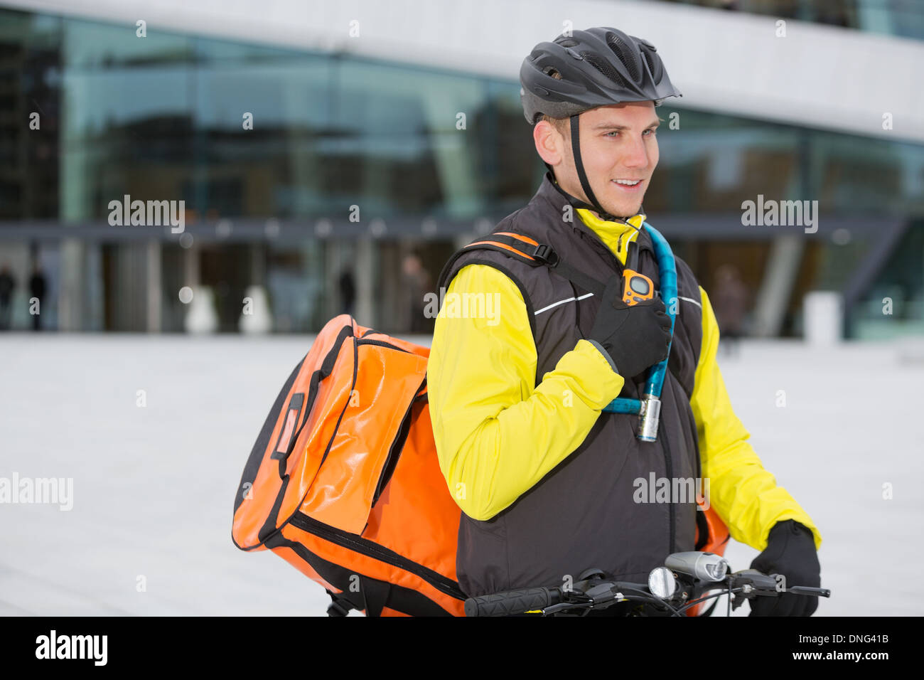 Männliche Radfahrer mit Lieferung Kuriertasche mit Walkie-Talkie Stockfoto