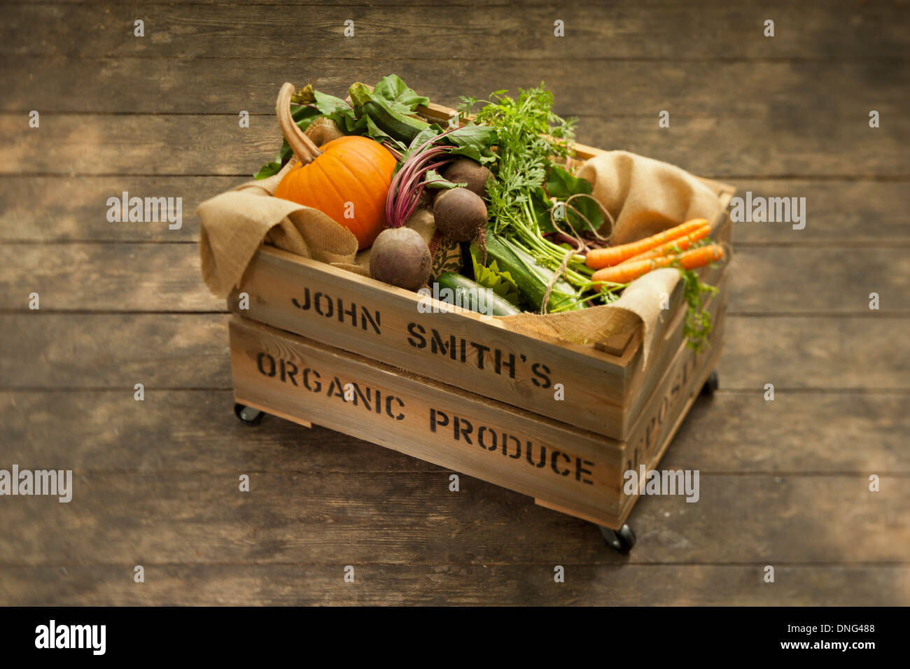 Bio-Gemüse in einer Holzkiste. Stockfoto