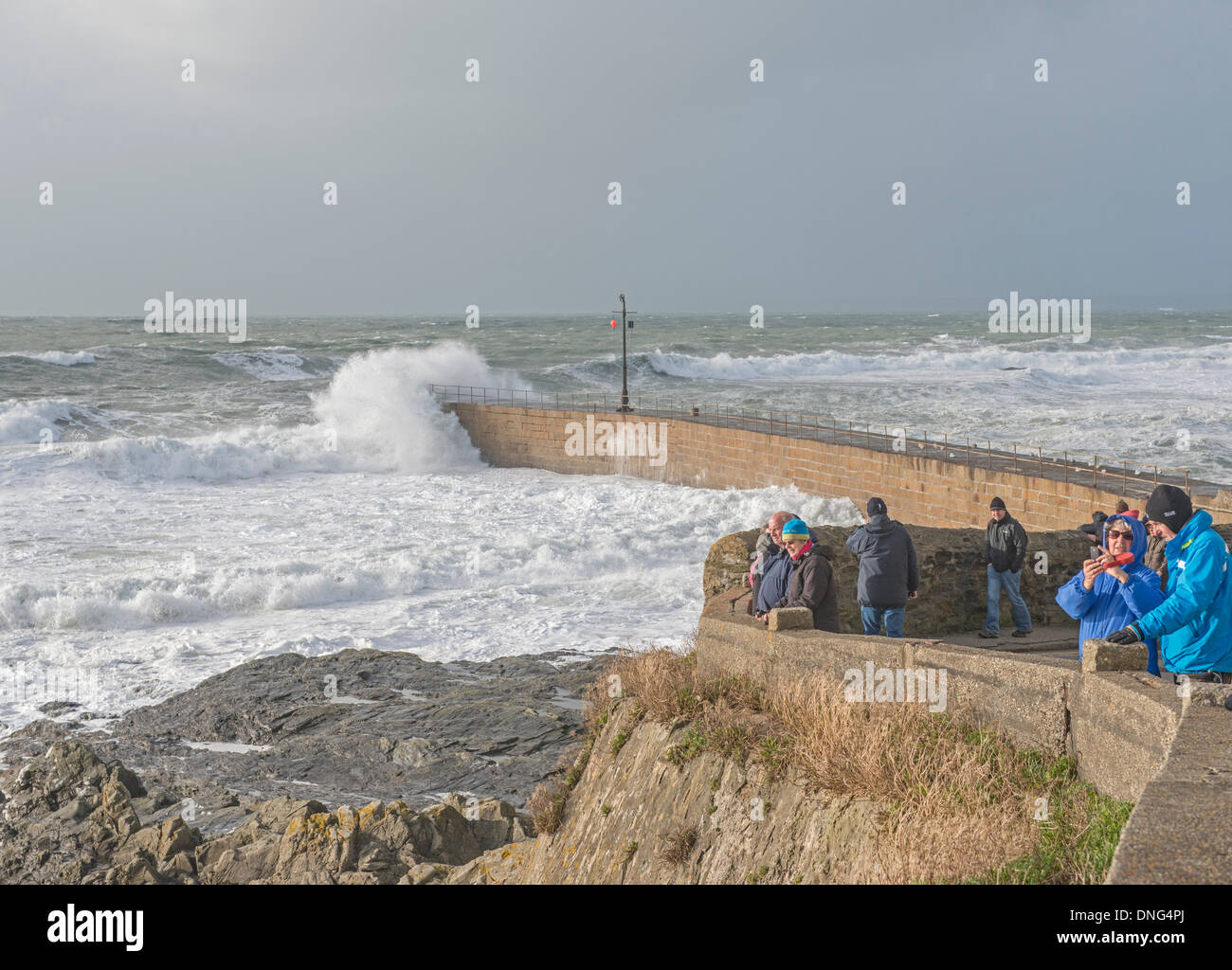 Porthleven, Cornwall. 27. Dezember 2013. Sturm-Beobachter sehen die Meere die kornische Küste am Hafendamm in Cornwall Credit Teig: Bob Sharples/Alamy Live News Stockfoto