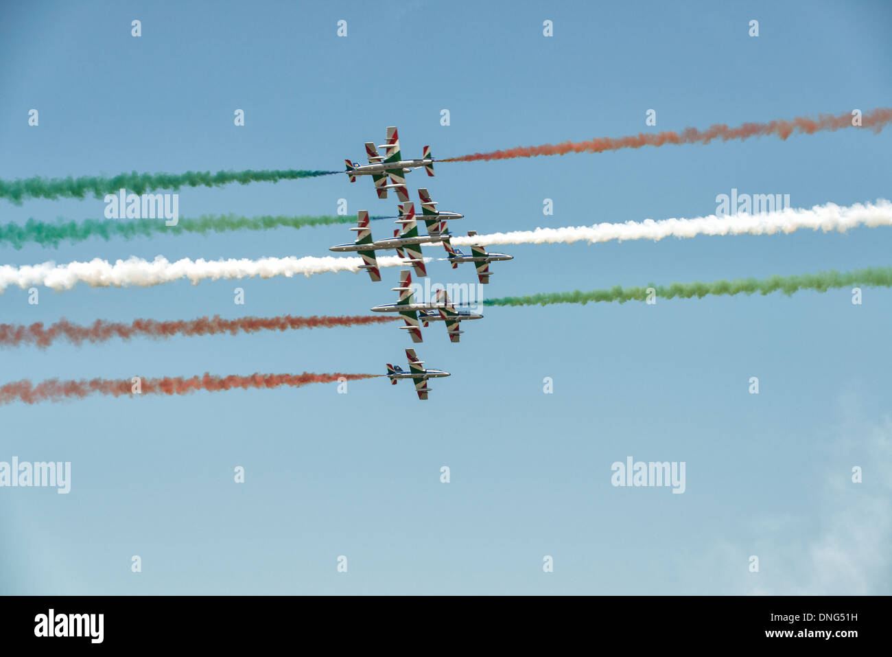 Italienische Aerobatic Anzeige Mannschaft Il Frecce Tricolori durchführen eine gewagten Kopf auf Crossover passieren während ihrer Anzeige bei der RIAT Stockfoto