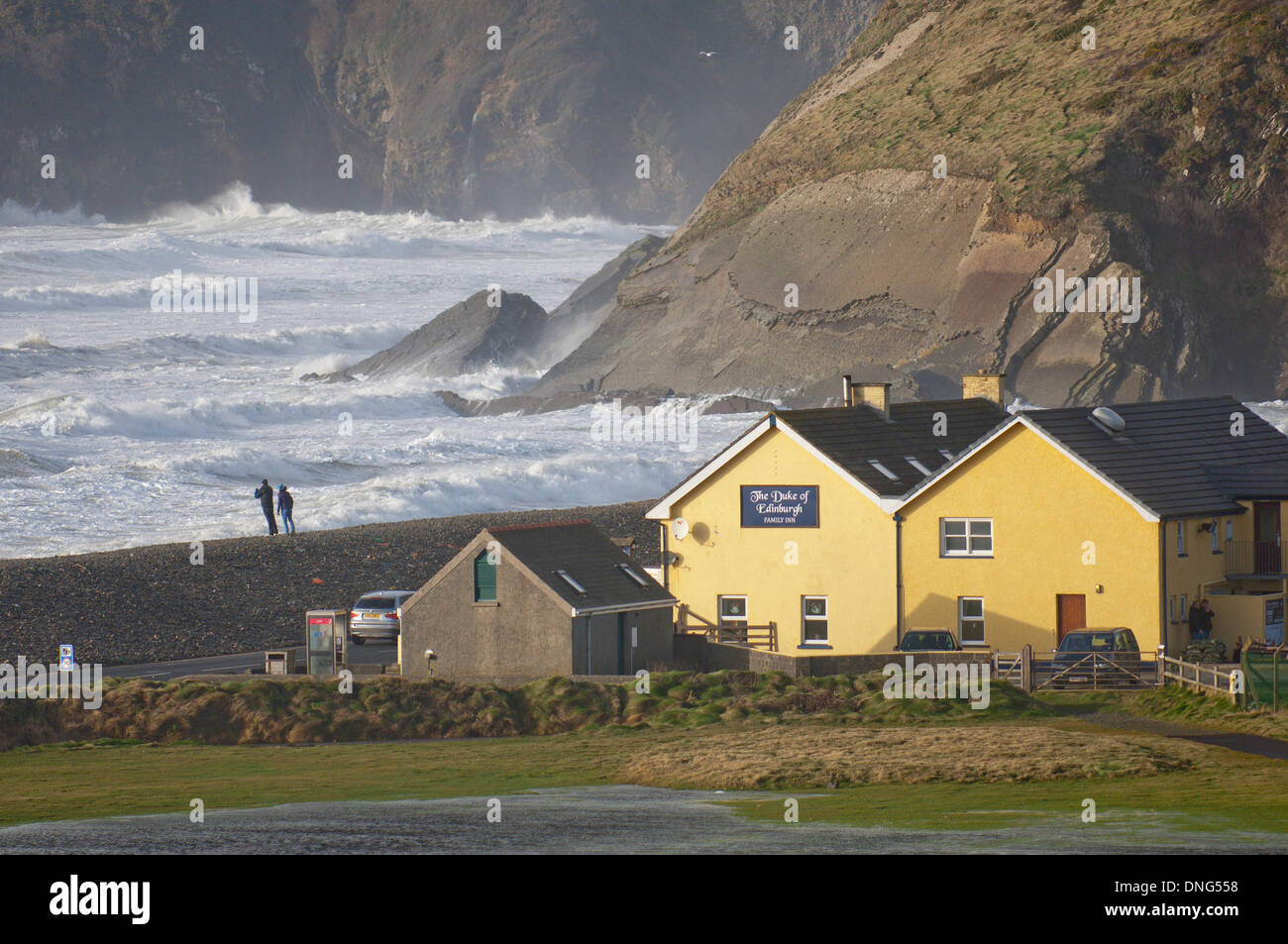 Newgale, Pembrokeshire, Wales, UK. 27. Dezember 21013. Windstärke Winde erstellte riesige Wellen bis an den Horizont auf der südwestlichen Küste von Wales. Bildnachweis: Graham M. Lawrence/Alamy Live-Nachrichten. Stockfoto
