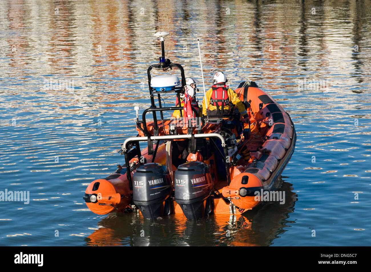 aufblasbare RNLI-Rettungsboot und Crew in das Wasser am Sturz dock alte Portsmouth England uk Stockfoto