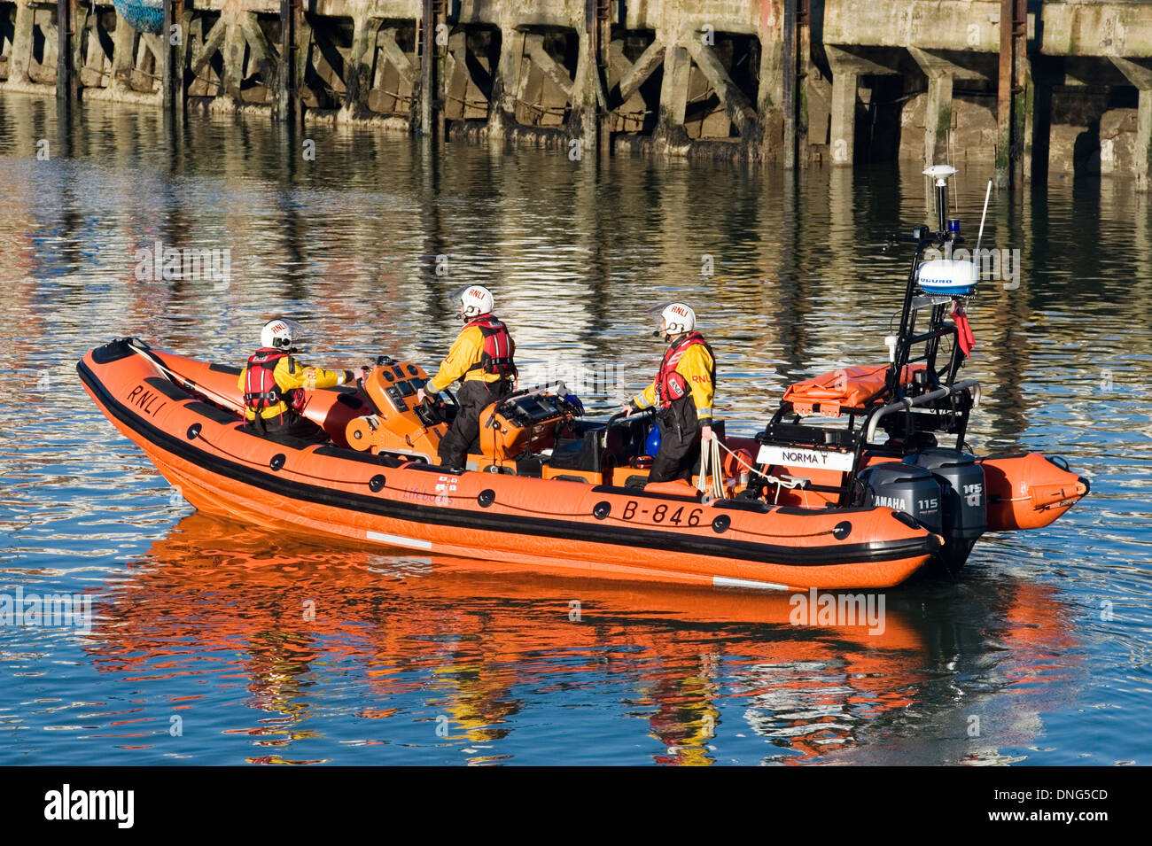 aufblasbare RNLI-Rettungsboot und Crew in das Wasser am Sturz dock alte Portsmouth England uk Stockfoto