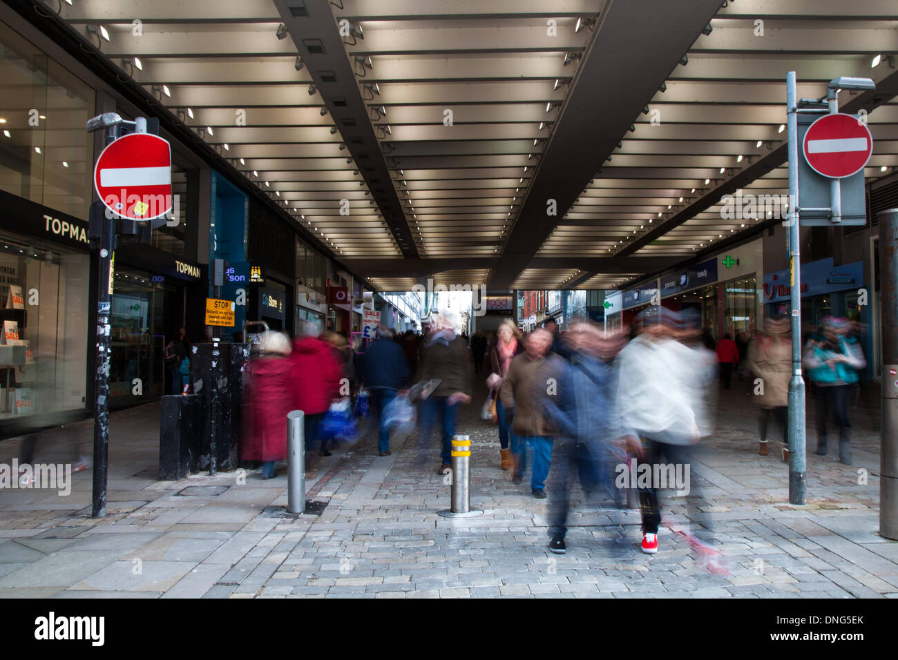 Neujahr-Manchester, UK 27. Dezember 2013.    Arndale Schnäppchenjäger bekam einen frühen Start, als sie ins Stadtzentrum von Manchester für den Start des Verkaufs strömten. Das Einkaufszentrum berichtet verbringen im Durchschnitt pro Kunde ist die höchste des Jahres bisher gesehen hat. Frühe Anzeichen haben einen vielversprechenden Start in die Post-Weihnachtsgeschäft gezeigt. Das Arndale ist ein Markenartikel Einkaufszentrum und viele Einzelhändler sind auf den Verkauf aller Zeiten, zu den besten Preisen zu verkaufen, damit die Menschen die "Manchester-Look" für weniger Geld bekommen können. Conrad Elias/Alamy Live-Nachrichten Stockfoto