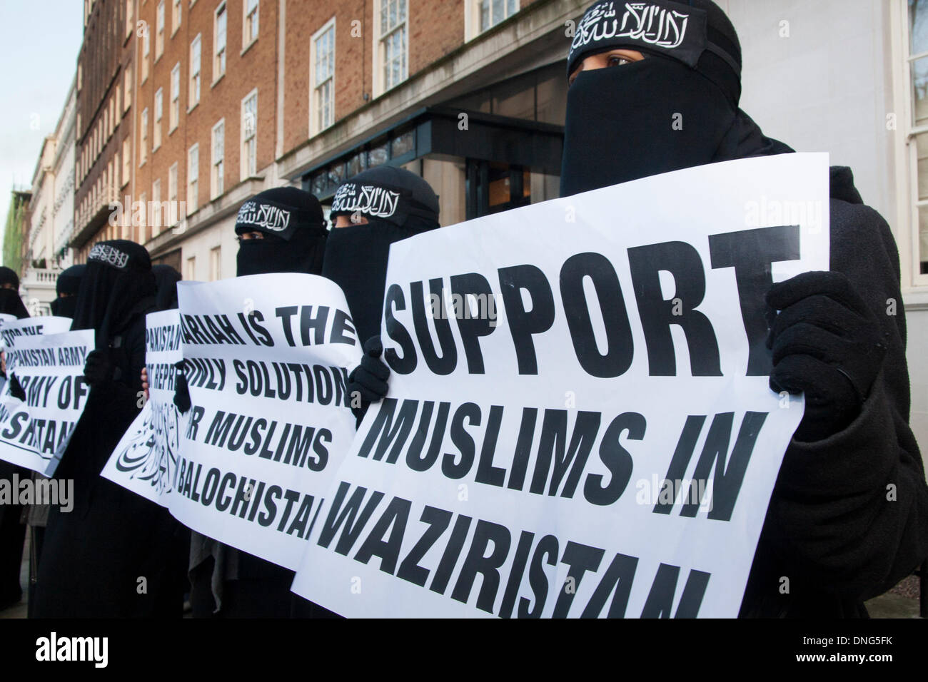 London, 27. Dezember 2013. Anjem Choudarys harte Linie muslimischen Anhänger zeigen außerhalb der pakistanischen Hochkommissariat in London gegen die Tötung der islamischen Kämpfern und Zivilisten in Waziristan. Bildnachweis: Paul Davey/Alamy Live-Nachrichten Stockfoto