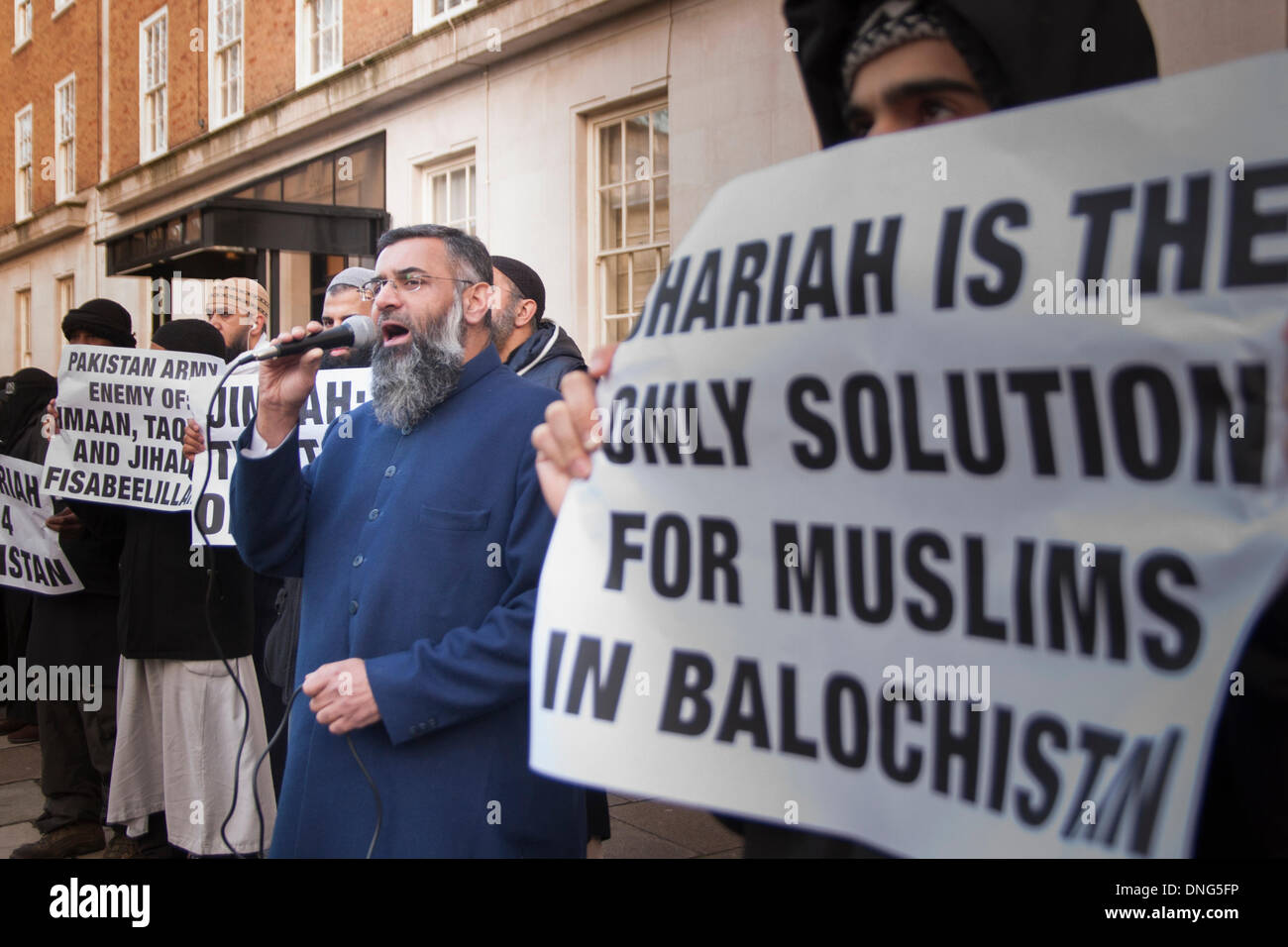 London, 27. Dezember 2013. Anjem Choudarys harte Linie muslimischen Anhänger zeigen außerhalb der pakistanischen Hochkommissariat in London gegen die Tötung der islamischen Kämpfern und Zivilisten in Waziristan. Bildnachweis: Paul Davey/Alamy Live-Nachrichten Stockfoto