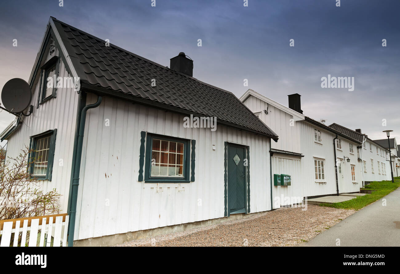 Straße mit weißen Holzhäusern in norwegischen Kleinstadt Stockfoto