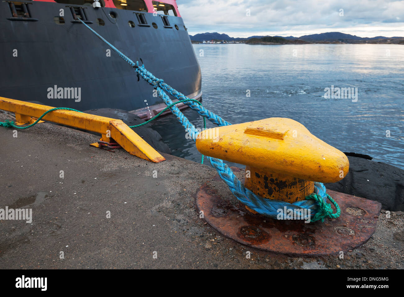 Gelbe Festmacher Poller mit blue Marine Seil Stockfoto