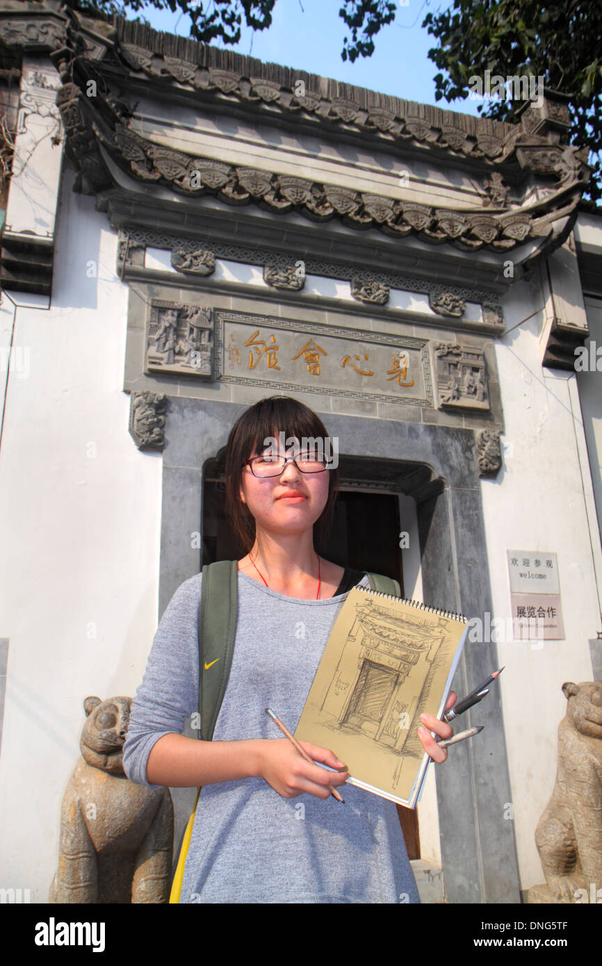 Peking China,Chinesisch,Chaoyang Bezirk,798 Kunstzone,Dashanzi Kunstviertel,ehemalige Fabrik 798,Gentrifizierung,Bobo Gemeinde,Asiatische Teenager Teenager Teenager Stockfoto