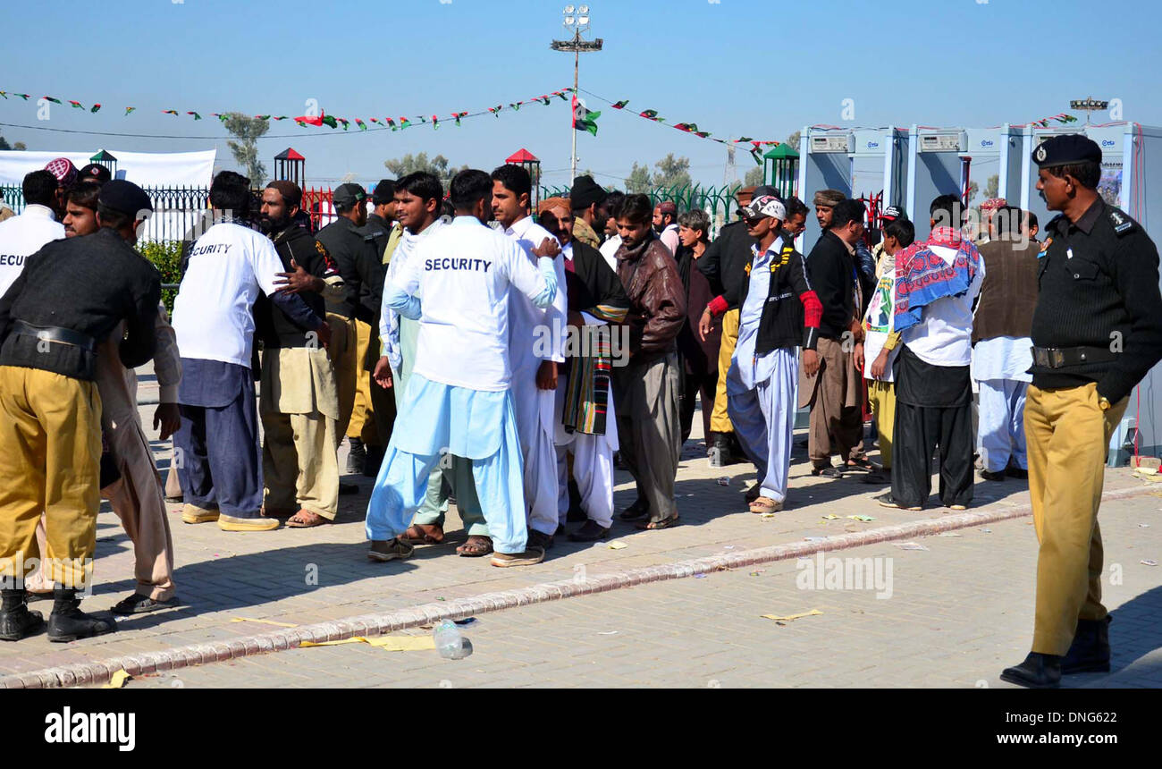 Garhi Khuda Bux, Pakistan. 27. Dezember 2013. Sicherheitsbeamte und freiwilligen Anhänger der Völker Partei Vorsitzenden suchen, statt Benazir Bhutto, Benazir Bhutto sechsten Todestag besuchen kommen in Garhi Khuda Bux am Freitag, 27. Dezember 2013. Von überall in der Pakistan sind Anhänger von Benazir Bhutto und Aktivitäten der Volkspartei behandelnden Kongregation von Benazir Bhutto Todestag in Form von Konvois. Bildnachweis: Asianet-Pakistan/Alamy Live-Nachrichten Stockfoto