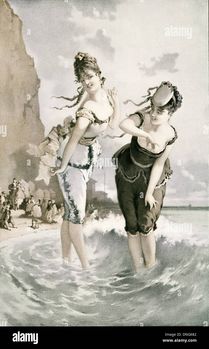 Zwei junge Damen im 19. Jahrhundert Baden im Meer. Stockfoto