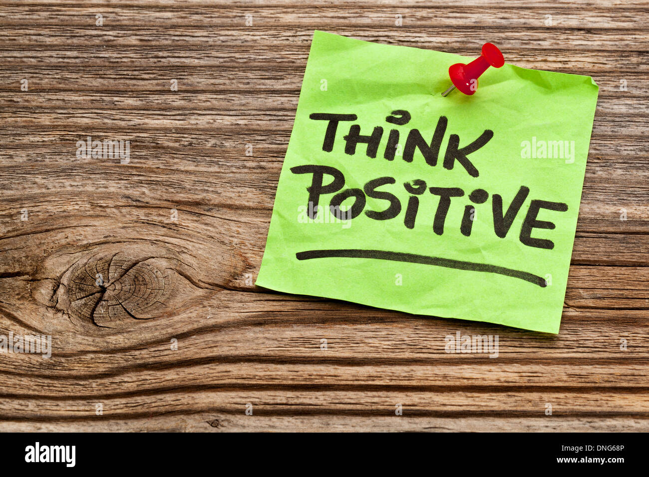 denke positive Notiz gegen gemaserte verwittertem Holz Stockfoto