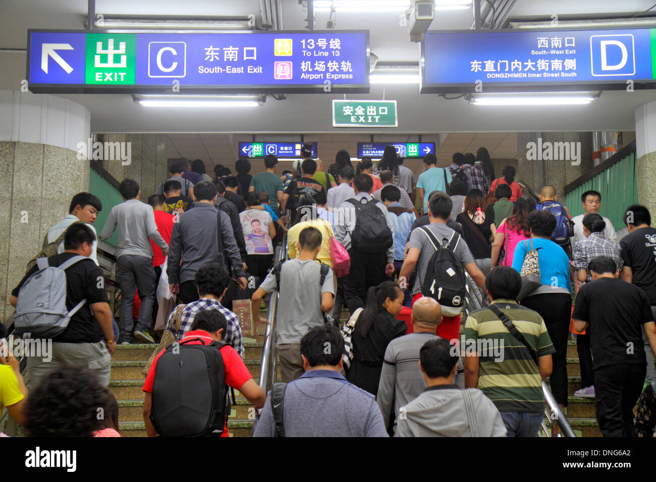 Peking China, Chinesisch, Dongzhimen U-Bahn-Station, Linie 2 13, Passagiere Reiter Reiter, Reiter, Asian Mann Männer männlich, Erwachsene, Erwachsene, Frau weibliche Frauen, Stockfoto