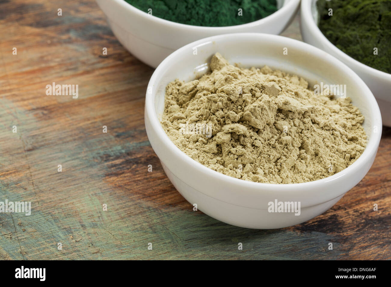 eine Schüssel mit Seetang Algen Pulver mit Spirulina und Chlorella im Hintergrund Stockfoto