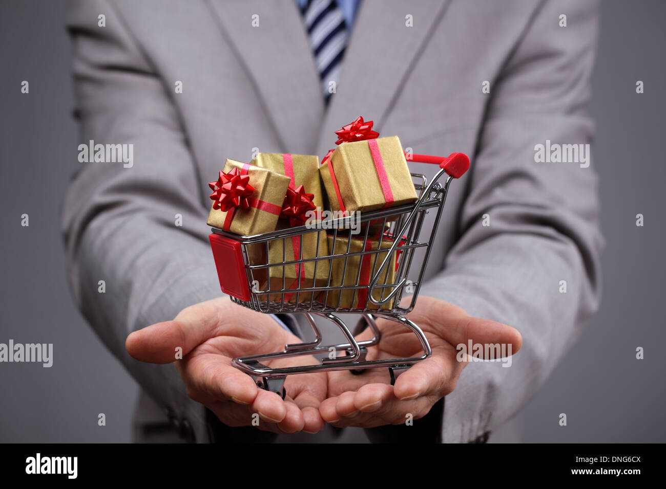 Warenkorb mit Geschenk-box Stockfoto
