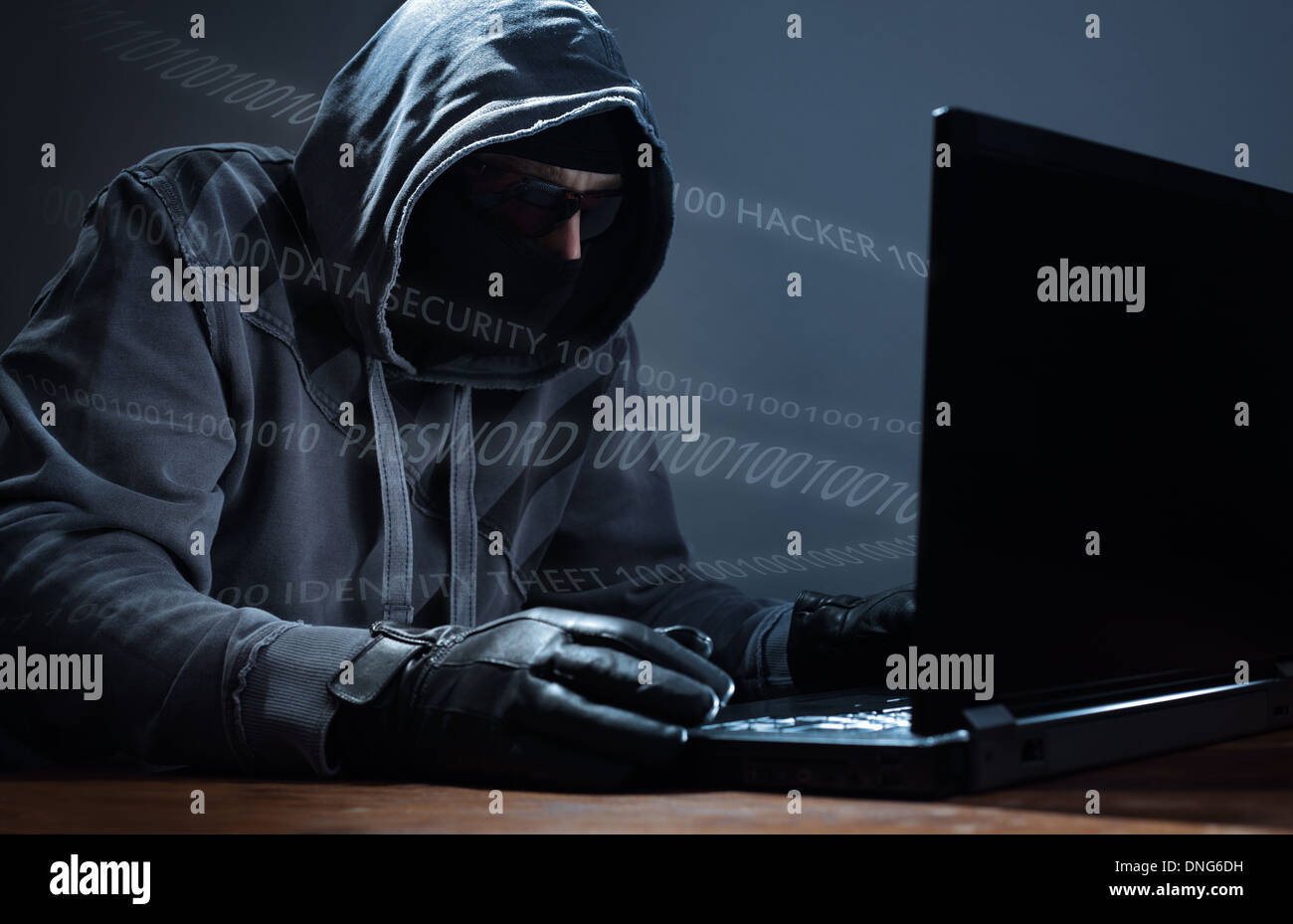 Hacker stehlen Daten von einem laptop Stockfoto
