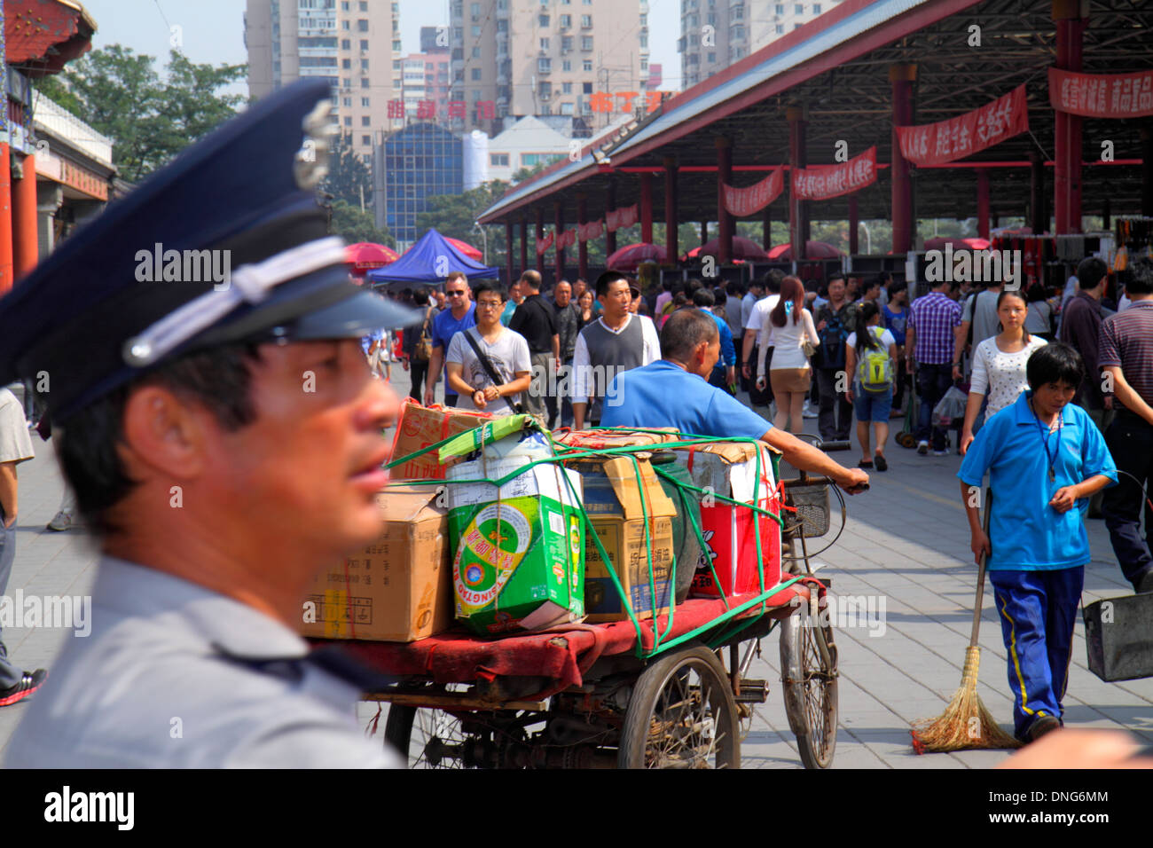 Peking China, Chinesisch, Chaoyang District, Panjiayuan Wochenende Schmutz Flohmarkt, Shopping Shopper Shopper Shop Geschäfte Märkte Markt Kauf Verkauf, re Stockfoto