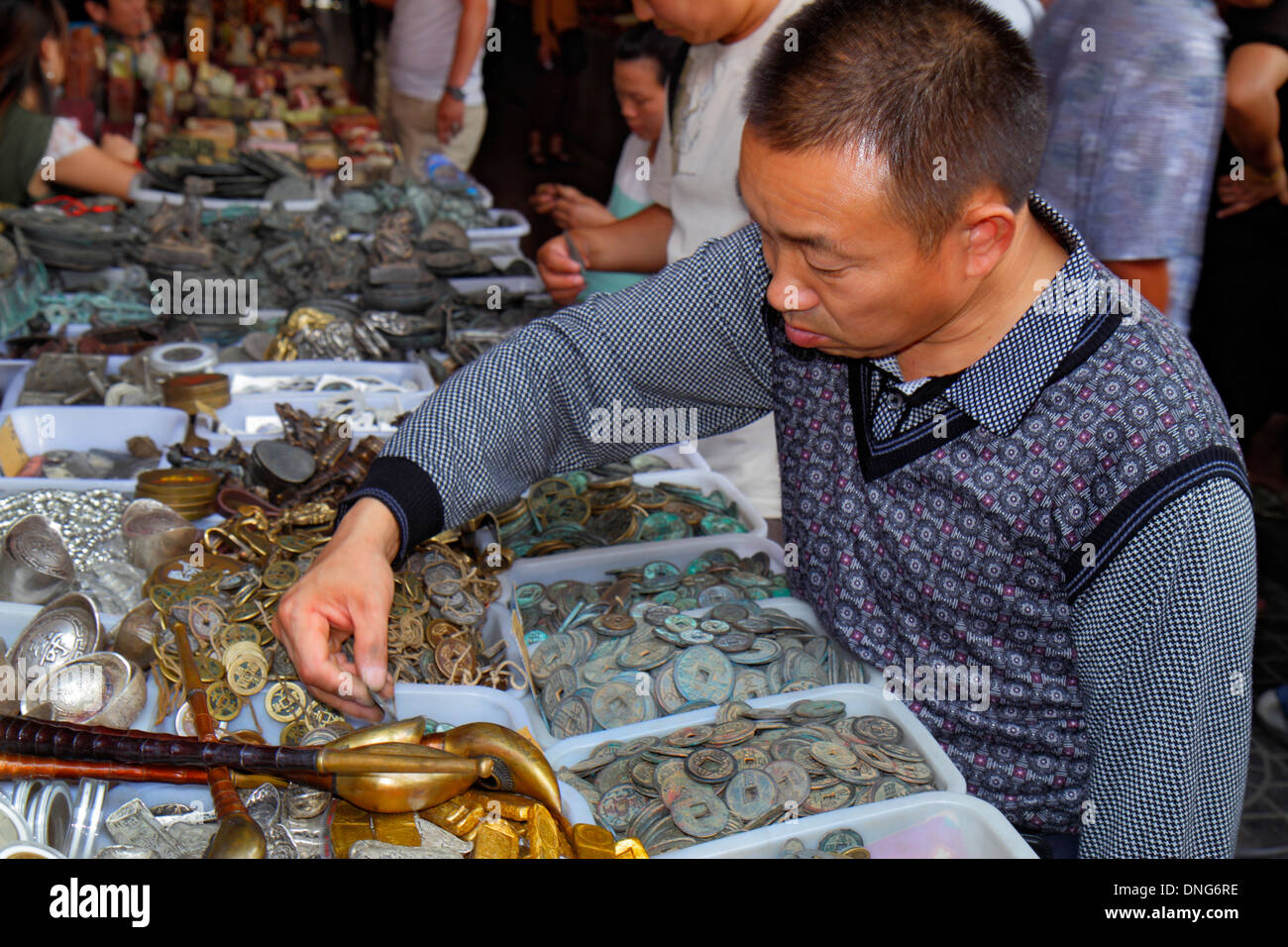 Peking China, Asien, Chinesisch, Oriental, Chaoyang District, Panjiayuan Wochenende Schmutz Flohmarkt, Shopping Shopper Shopper Shop Geschäfte Markt Märkte Marktpl Stockfoto