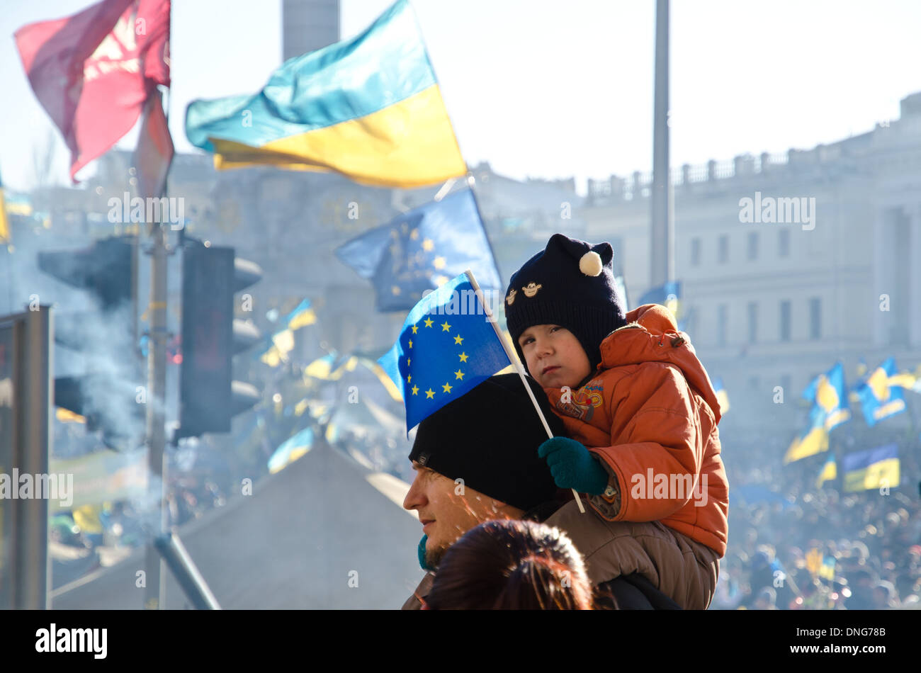 Junge Familie an der Euromajdan in Kiew Stockfoto