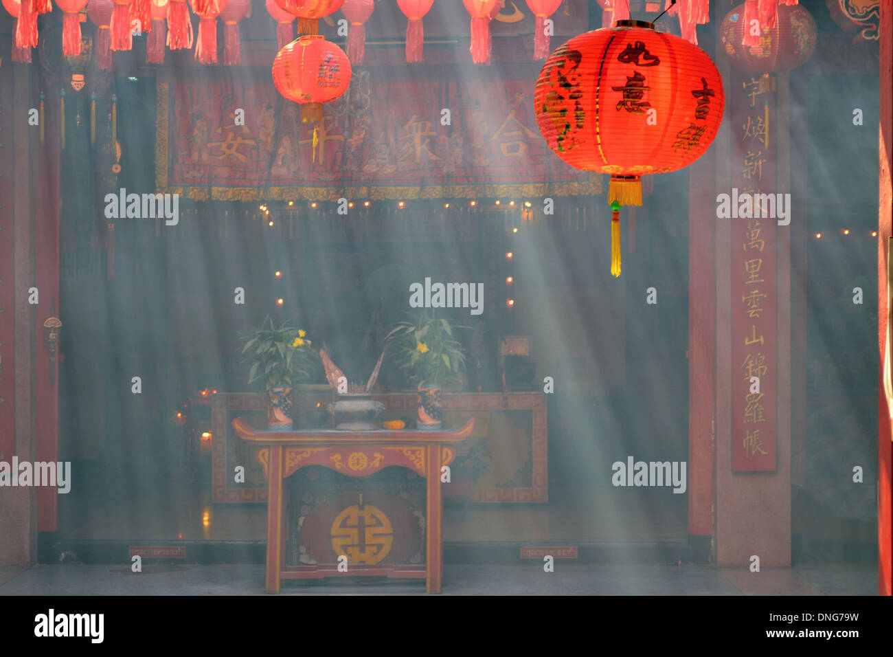 Innenansicht eines Weihrauch schweren chinesischen Tempels in Chiang Mai, Thailand Stockfoto