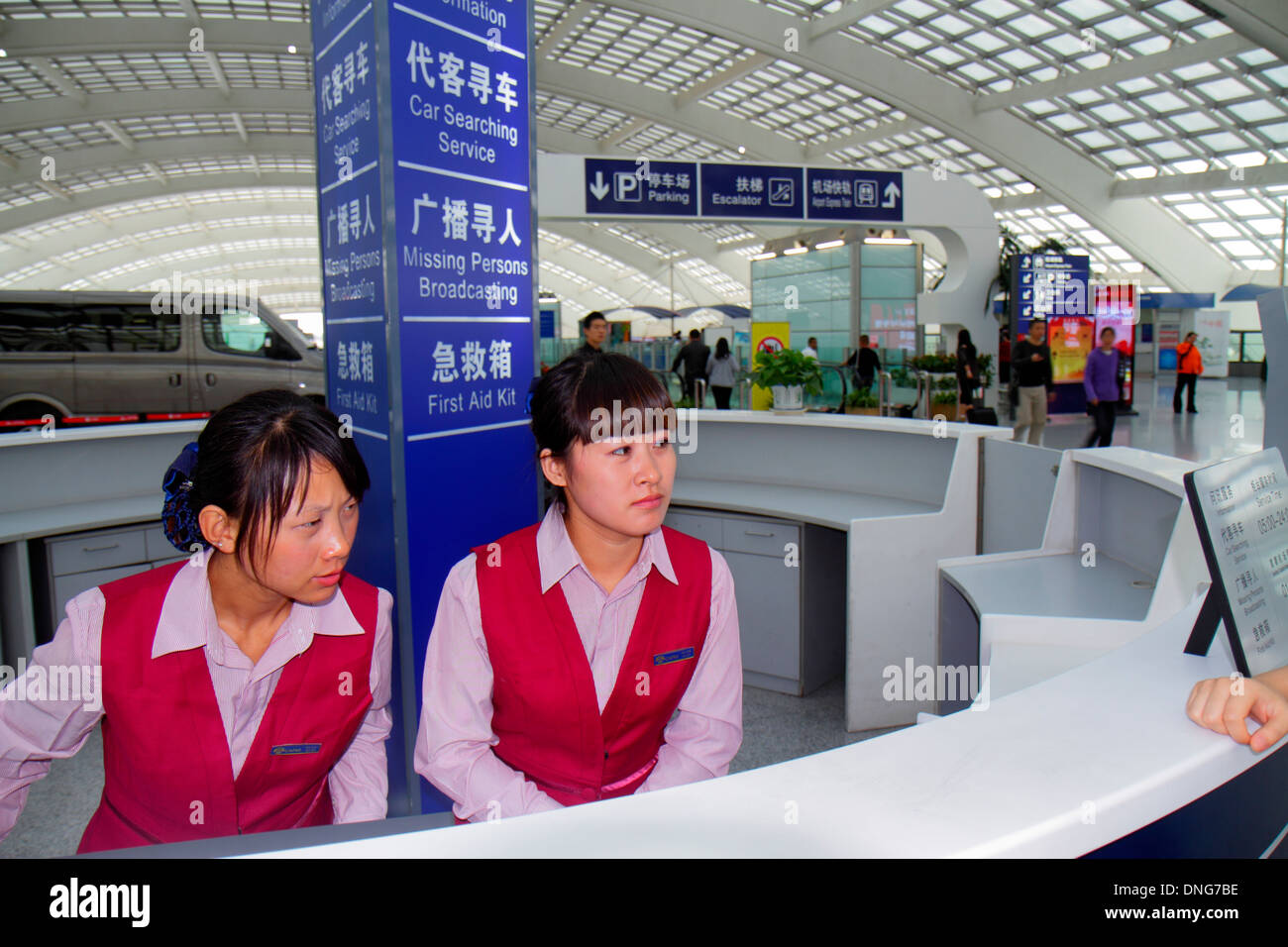 Beijing China,Chinesisch,Beijing Capital International Airport,PEK,Terminal 3,Informationen,Schreibtisch,Hilfe,Counter,Chinesische Schriftzeichen hànzì Pinyin,Asiatische Frau f Stockfoto