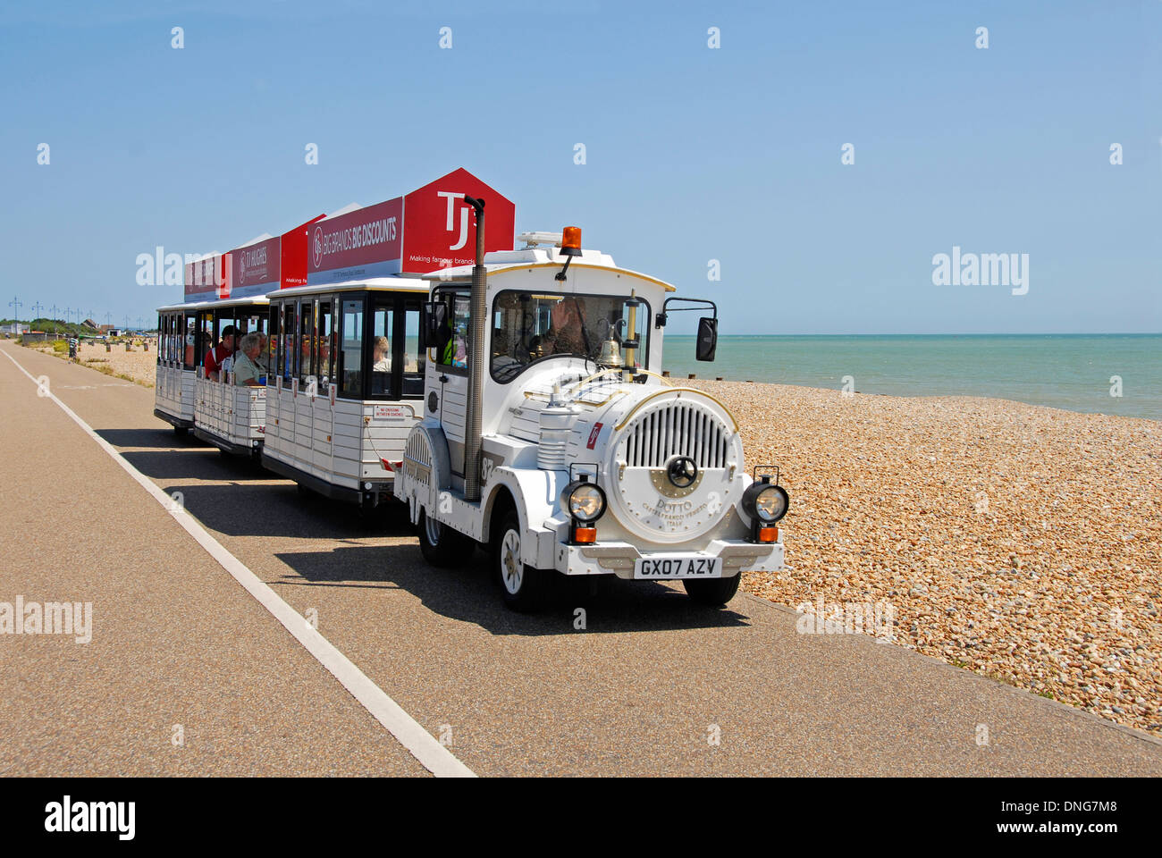 Road train Vergnügen Fahrzeug am Meer, Eastbourne, Sussex, England Stockfoto