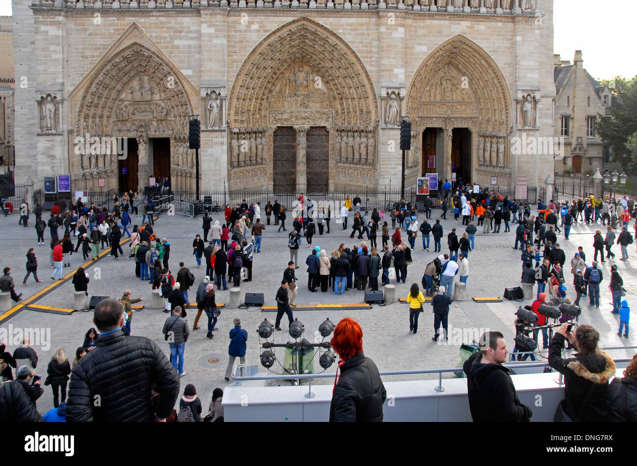Menschenmassen beobachten Entertainer vor der Kathedrale Notre Dame, Paris, Frankreich Stockfoto
