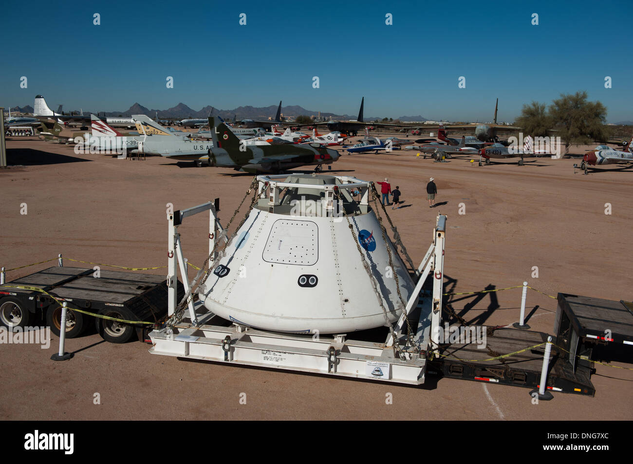 Tucsonona, USA. 27. Dezember 2013. Eine Textbaustein Mock-up der Orion-Raumkapsel sitzt auf dem Display an das Pima Air and Space Museum in Tucson. Die Orion verbringt zum Jahresende in Tucson auf dem Weg nach Kalifornien wo die Marine üben wird erholt sich die Kapsel nach einer Wasserung. Eine Textbaustein-Mock-up ist ein Full-Size-Modell, repliziert das genaue Gewicht, Form und Größe des Raumschiffs und dient in der Ausbildung. Die Orion-Kapsel wird voraussichtlich 2014 unbemannter Erstflug im Raum machen und bringt Astronauten im Jahr 2017. Bildnachweis: ZUMA Press, Inc./Alamy Live-Nachrichten Stockfoto