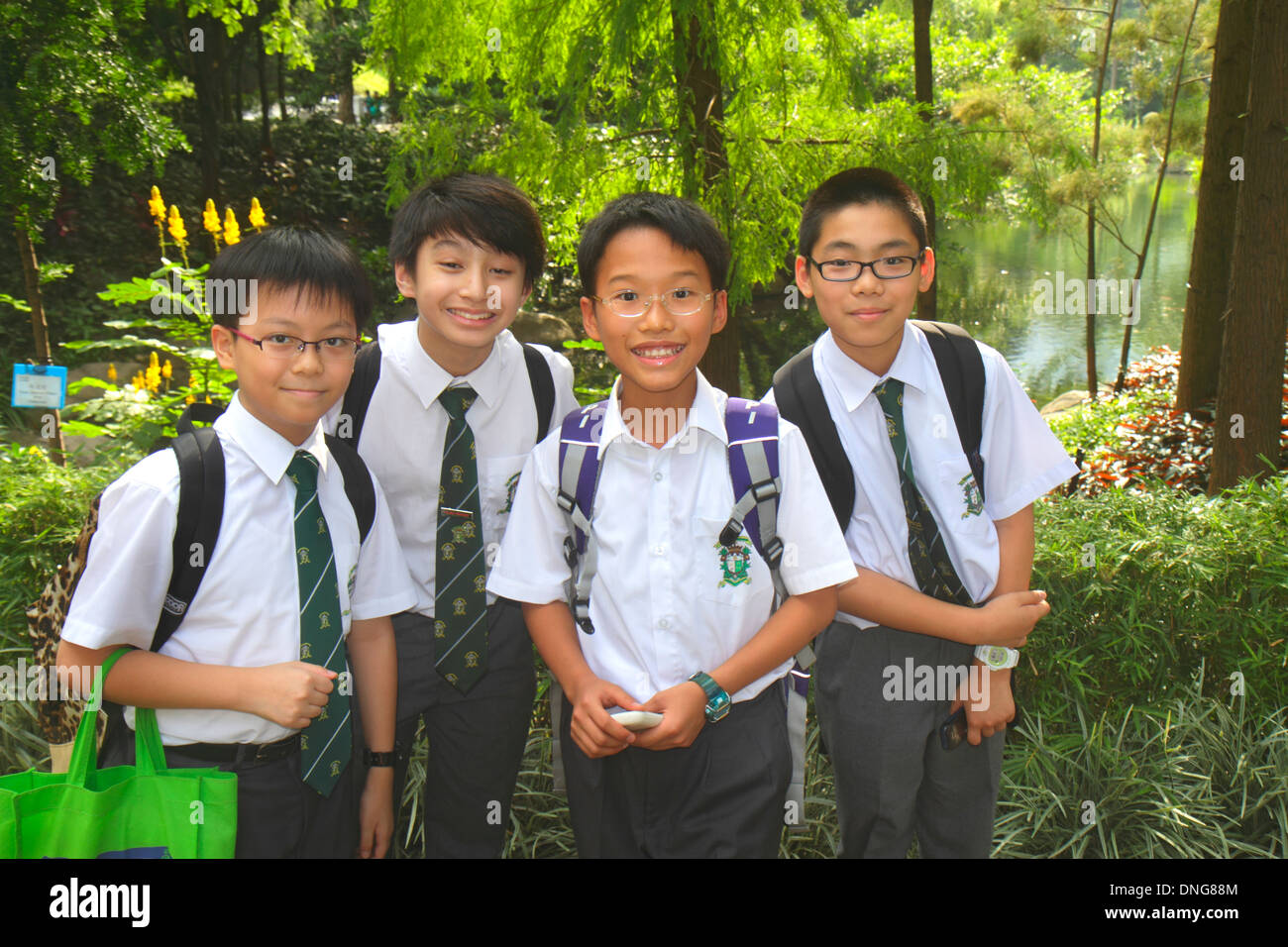 Hong Kong China, HK, Asien, Chinesisch, Orient, Insel, Zentral, Hong Kong Park, Landschaft, Bäume, Teich, Asian junge Jungen männlich Kinder Studenten uniform Stockfoto