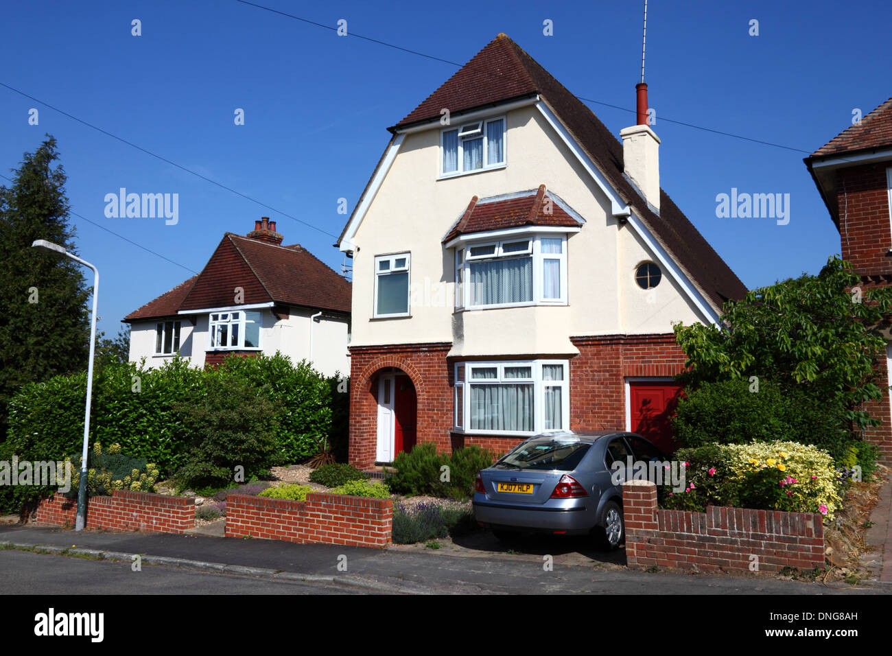 Freistehendes Haus aus den 1930er Jahren mit weiß gestrichenen Pebbledash-Obergeschoßen, Southborough , Tunbridge Wells , Kent , England Stockfoto