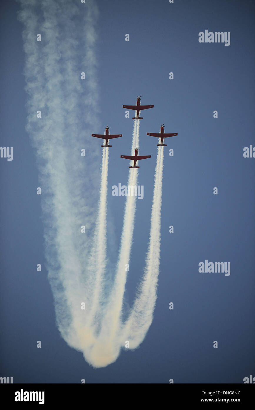 (131227)--BEERSCHEBA (ISRAEL), 27. Dezember 2013 (Xinhua)--vier Beechcraft T-6 Texan IIs von der israelischen Luftwaffe Kunstflug Demonstration Team führen eine Bildung Schleife während der israelischen Luftwaffe 167. Klasse pilot Abschlussfeier auf der Hatzerim Air Base in Beerscheba, Südisrael, am 26. Dezember 2013. Die israelische Luftwaffe begrüßt in seinen Reihen eine neue Charge von Piloten, mit politischen und militärischen Führung des Landes zur Verfügung, um hier am Donnerstag gratulieren. (Xinhua/IDF/Juda Ari Gross) Stockfoto