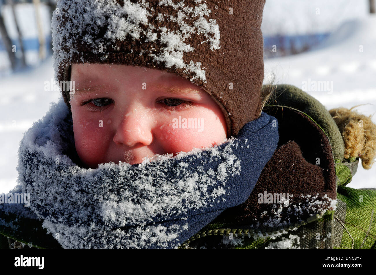 20 Motte alte Baby schreien nach der ersten Gesicht in den Schnee (und Papa war, genug, um erste und Konsole schießen Nach) Stockfoto