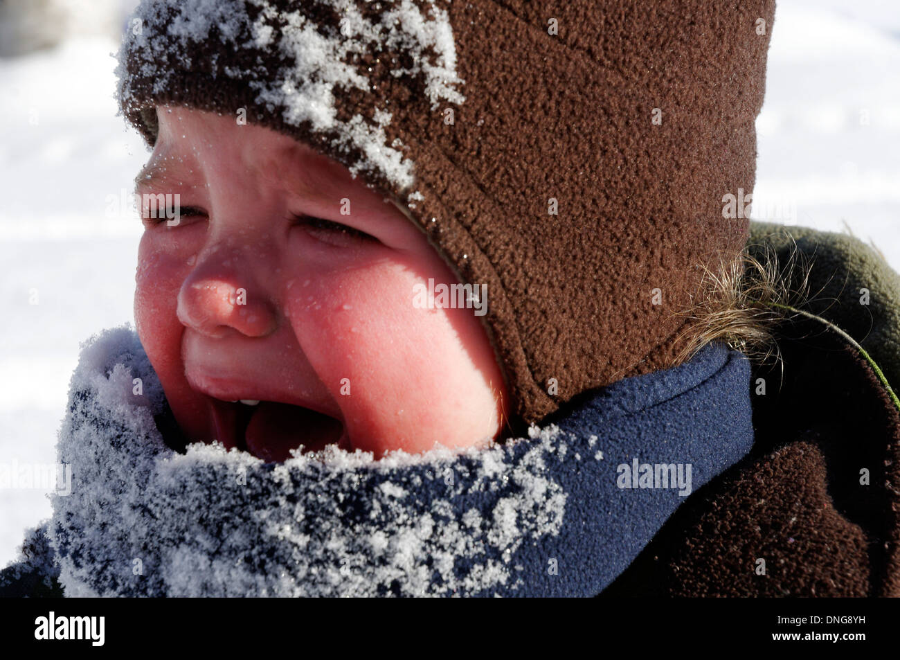 20 Motte alte Baby schreien nach der ersten Gesicht in den Schnee (und Papa war, genug, um erste und Konsole schießen Nach) Stockfoto