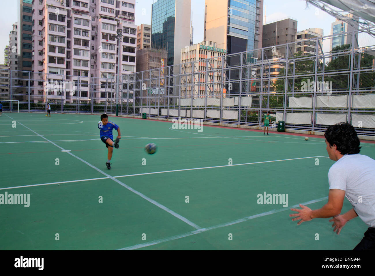 Hongkong China, Hongkong, Asien, Chinesisch, Orientalisch, Kowloon, Tsim Sha Tsui, Kowloon Park, Sportzentrum, Fußball, Fußball, Feld, Platz, asiatischer Junge Jungen männliche Kinder Stockfoto