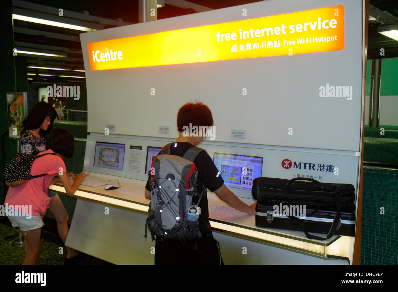 Hongkong China, Hongkong, Asien, Chinesisch, Orientalisch, Kowloon, Sham Shui Po, Sham Shui Po MTR U-Bahnstation, kostenloser Internetzugang, Kiosk, asiatische Teenager Stockfoto