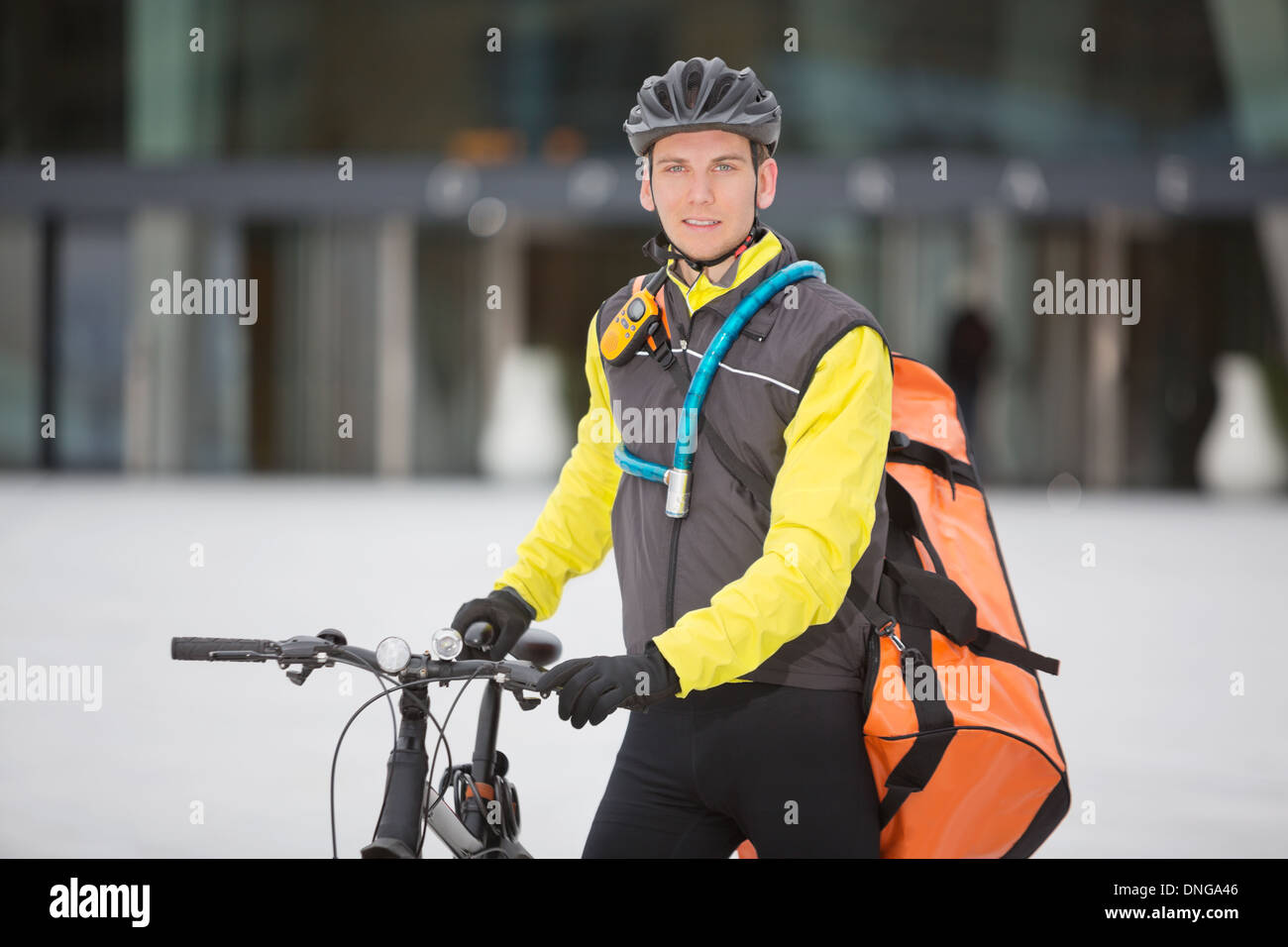 Junge männliche Radfahrer mit Lieferung Kuriertasche Stockfoto