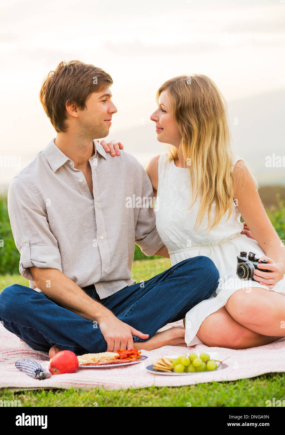 Attraktives Paar romantischen Nachmittag Picknick im Land Stockfoto