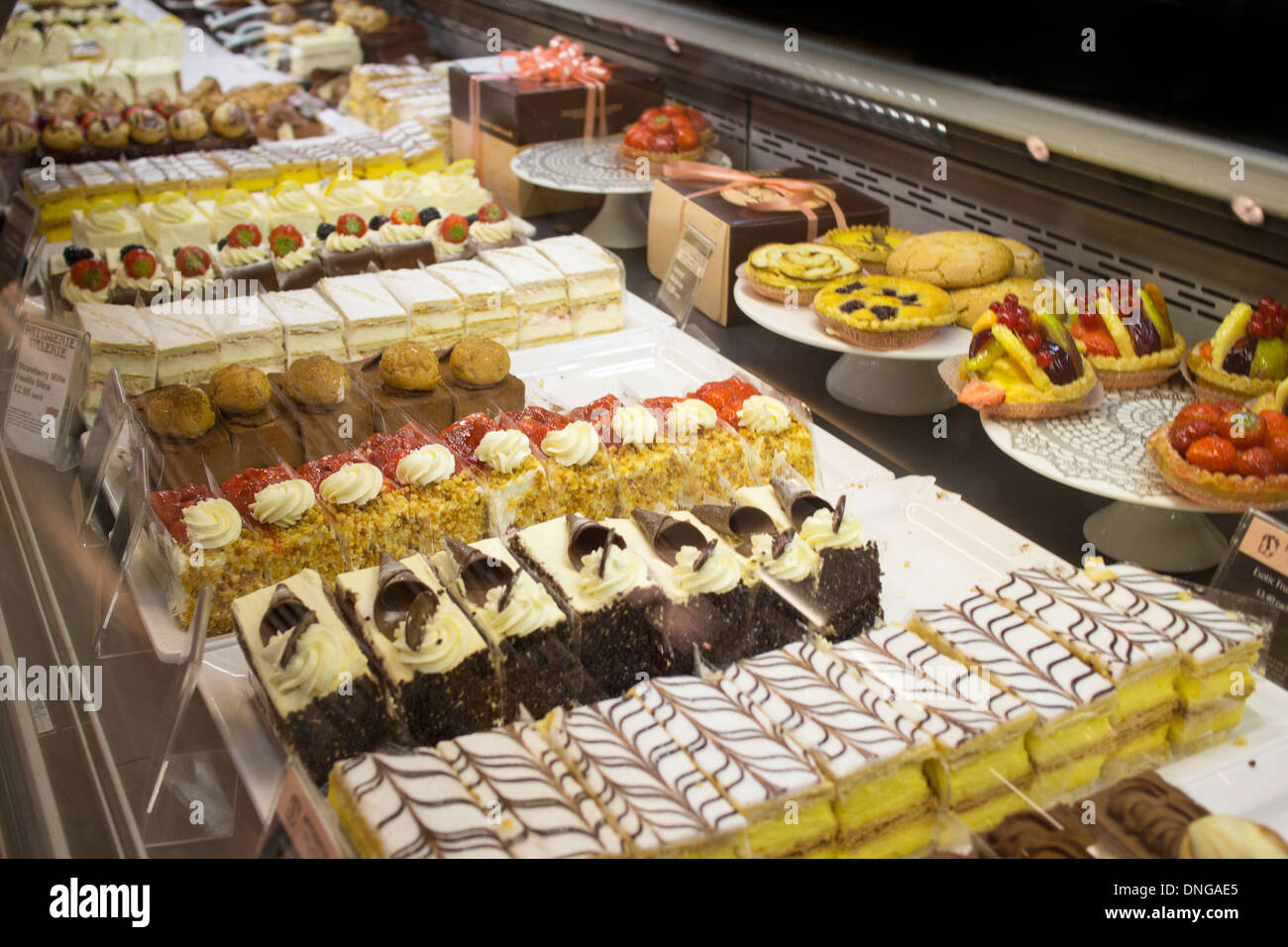 Patisserie Valerie Kuchen Scheiben und Konditoreien auf dem display Stockfoto
