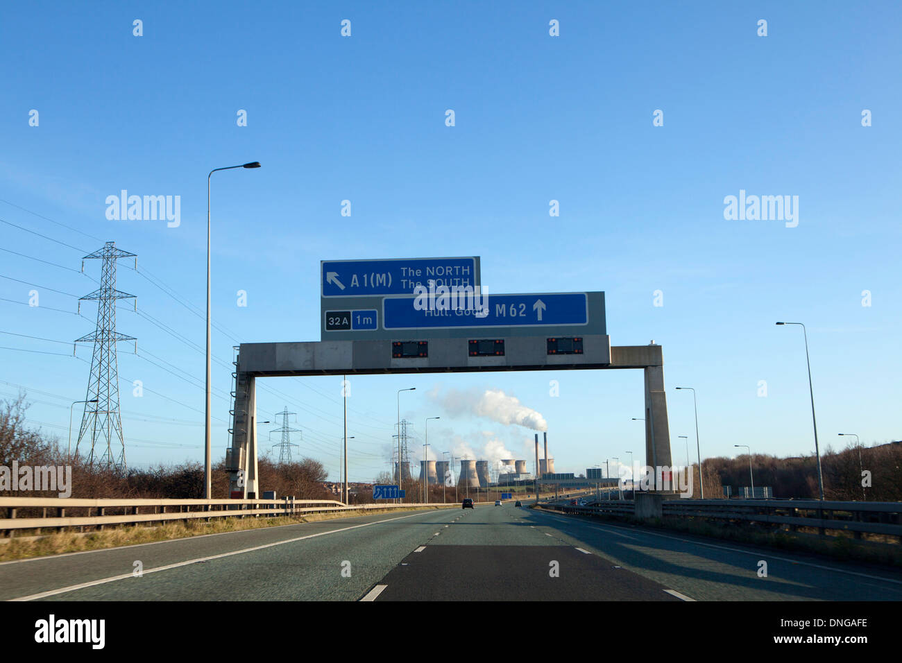 Autobahn M62 in West Yorkshire obenliegende Straße Zeichen Stockfoto